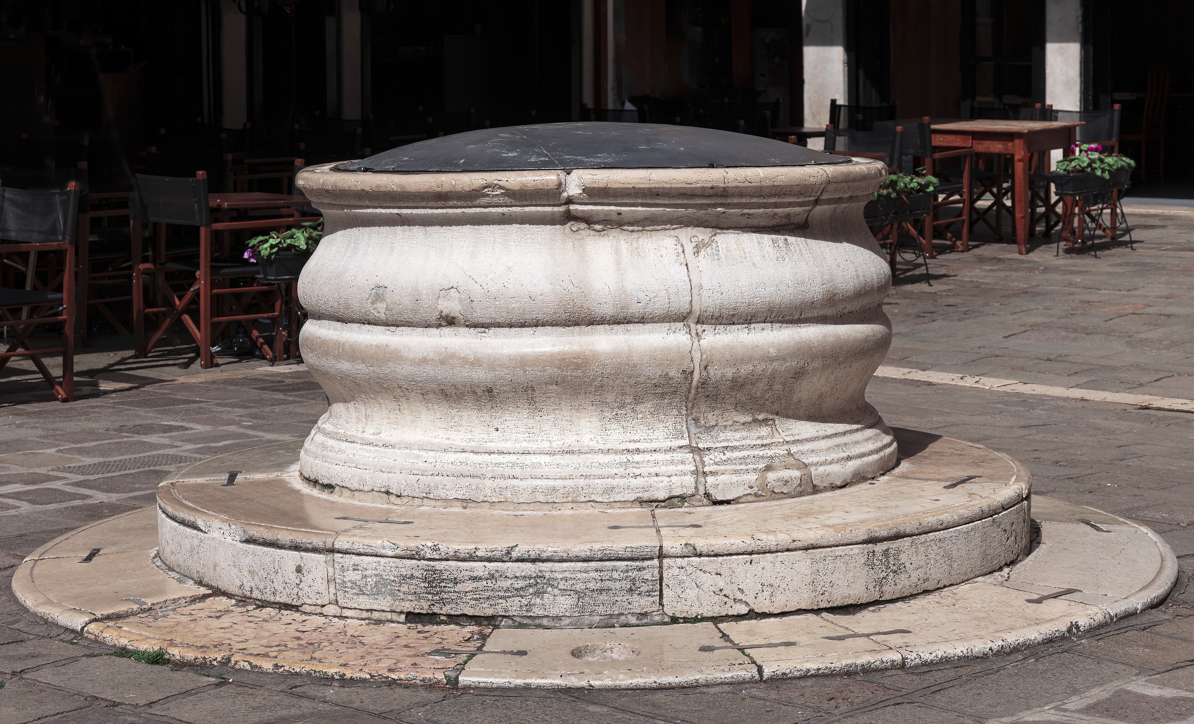 Wellhead in Campo Sant'Aponal, a vera da pozzo in Istrian stone