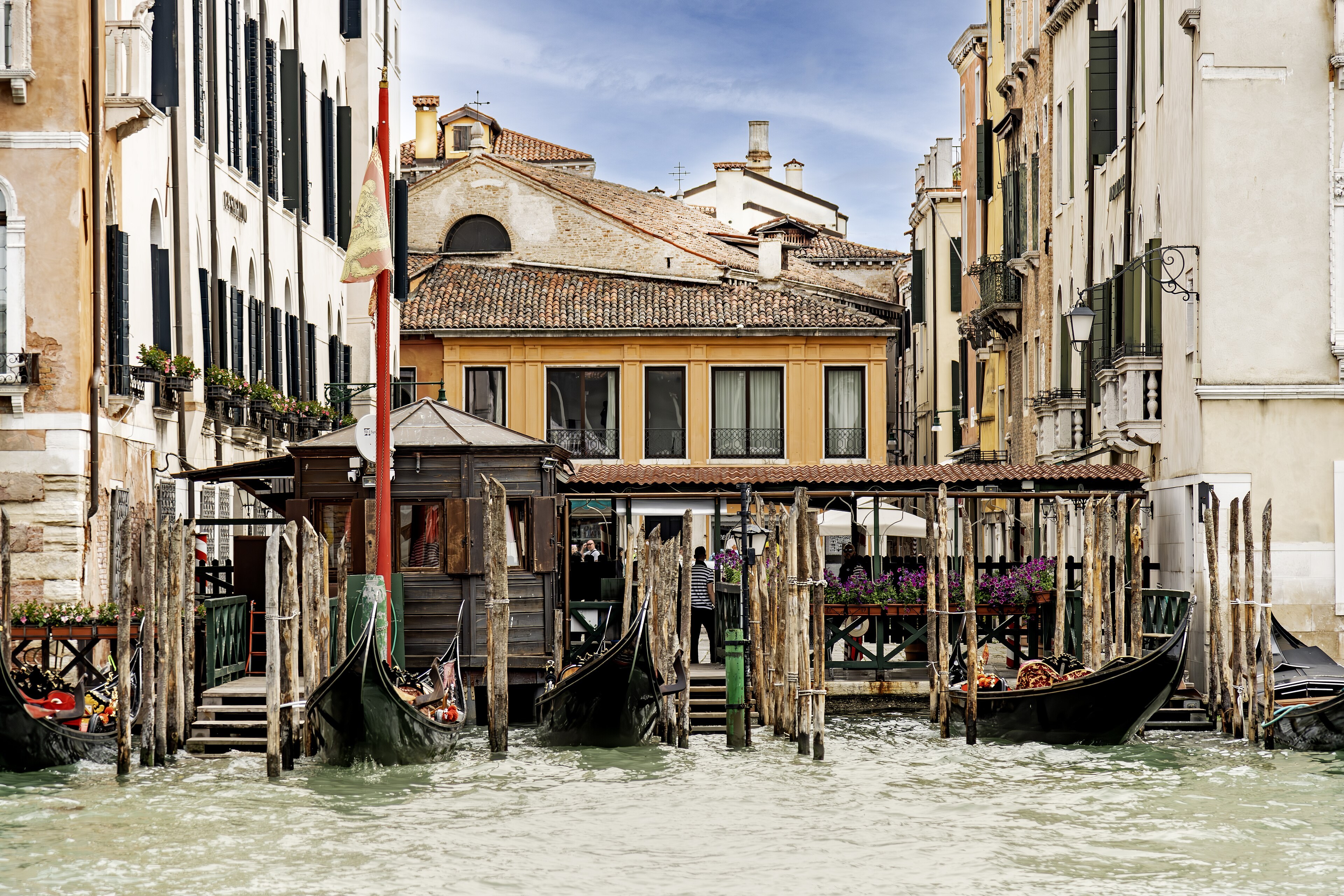 Traghetto Santa Sofia, the standing gondola that crosses the Grand Canal